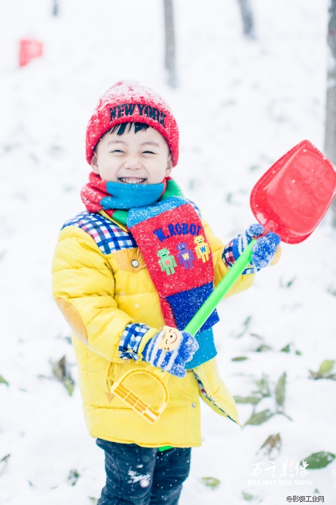 你在南方的艳阳里 大雪纷飞 我在北方的寒夜里 四季如春 济宁万千影像工作室出品