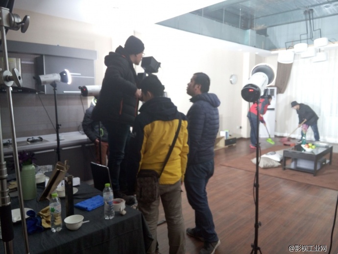 当萌猫遇上扫地机器人!—亿动力影视基地入驻剧组最新广告拍摄花絮