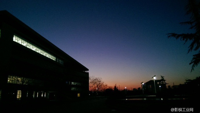 傍晚5点多钟的图书馆