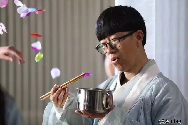 【淘梦资讯】亲一下会弯吗、NO是看一眼