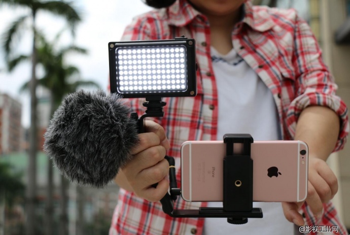 如何将单反麦克风用在iPhone手机上组成手机摄像套件