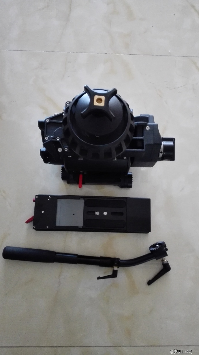 　CHEWA 2575D云台是赤华即将推出的全新电影级别云台150mm球碗规格，承重范围在40kg至60kg，精准的做工保证了云台在实际操作过程中的流畅。　　套装组成：　　*云台主体　　*摄影机连接板　　*150mm标准球碗　　*云台手柄　　*运输箱