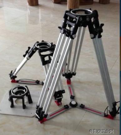 赤华CHEWA三脚架系列　CHEWA三脚架提供不同的型号以满足各种拍摄环境的需求，且都经过了市场的严格检验，保证实际使用过程中的安全度，稳定度，及可操作性。高中腿套装配运输桶，同时提供滑轮可进行选择。　CHEWA C150H高腿　安装：150mm球碗　高度：折叠后99cm　　　　展开后93cm　　　　完全延伸展开后166cm　自重：11kg　承重：150kg　CHEWA C150M中腿　安装：150mm球碗　高度：折叠后57.5cm　　　　展开后48cm　　　　完全延伸展开后83.5cm　自重：7kg　承