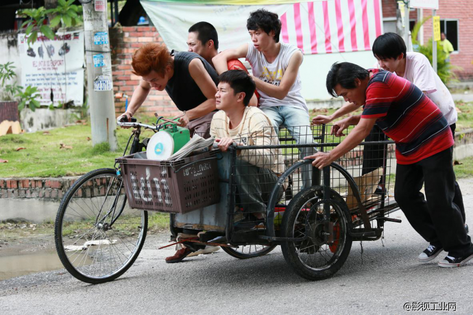 ​鲜有的关注底层民生 《超级神仙石》做有情怀的喜剧伦理电影