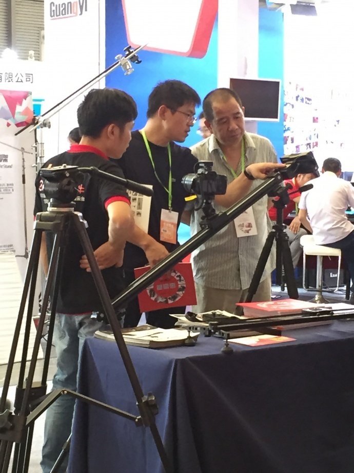 青牛X7无线电控摄影滑轨新品亮相十八届中国国际摄影器材和数码影像展览会