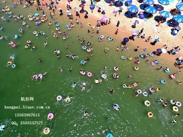 煮饺子喽！烈日下的深圳大海沙游客航拍图片