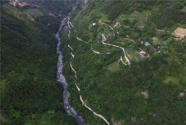 无人机航拍悬崖上的公路,图片震撼人心