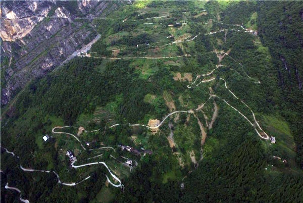 无人机航拍悬崖上的公路,图片震撼人心