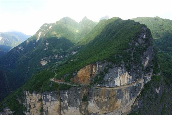 无人机航拍悬崖上的公路,图片震撼人心