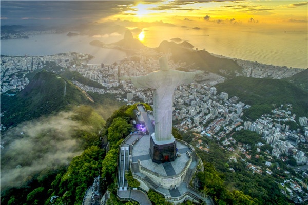 无人机航拍带您领略里约神像的风采