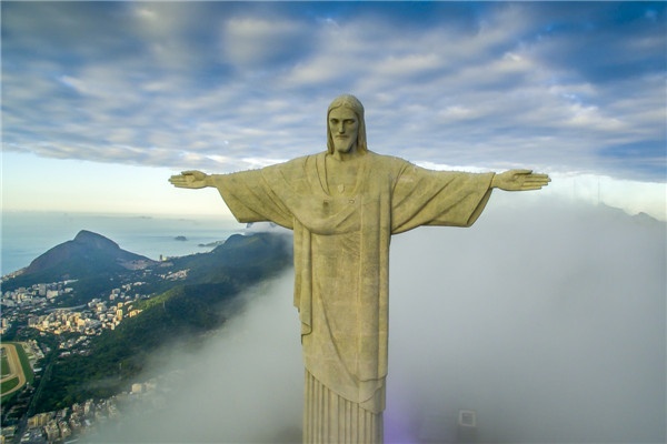 无人机航拍带您领略里约神像的风采