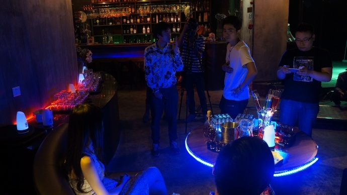 爱图仕“艾蒙拉M9”《虐杀女主播》酒吧拍摄体验