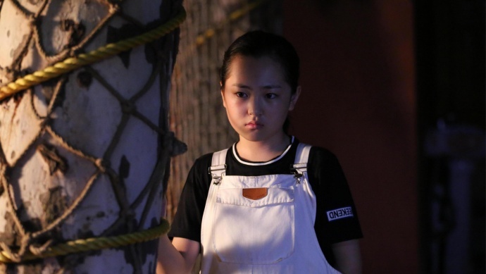 郝芮莹、吴亦涵正式签约平凡视界影业