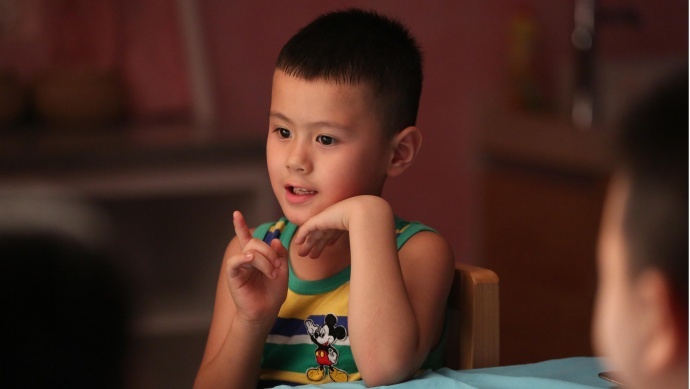 郝芮莹、吴亦涵正式签约平凡视界影业