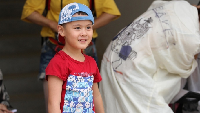 郝芮莹、吴亦涵正式签约平凡视界影业