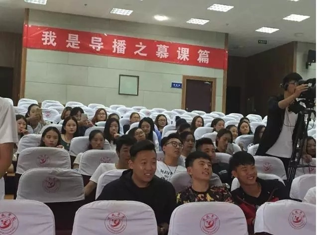 同学们在认真的学习和互动