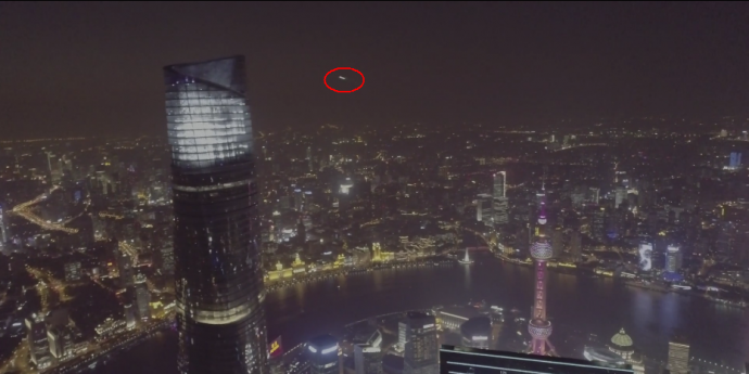【开眼界】航拍上海中心结果拍到UFO！你来猜猜这到底是啥？