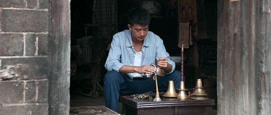 在寂寞中孤独前行 ——运用传统文化符号浅析《百鸟朝凤》中人物形象