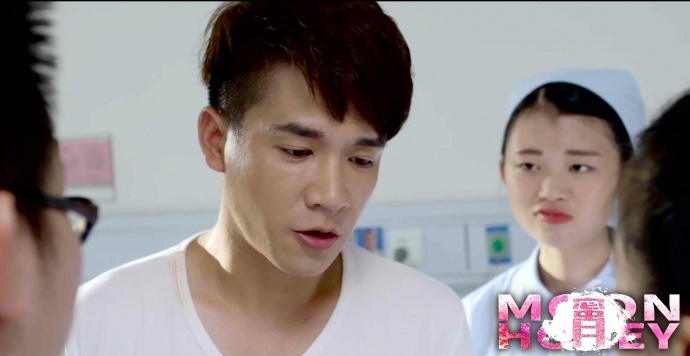 电影《蜜月》剧情版剧照首次曝光，高颜值荧幕小夫妻别样的“蜜月”之旅！