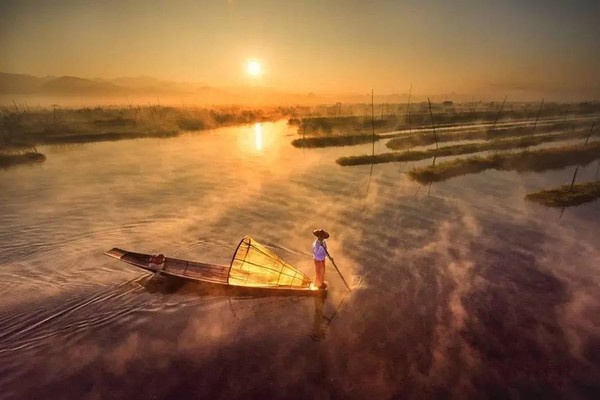 缅甸渔民单腿划船 捕鱼撒网艺术感十足《迪威娱乐城官方摄影》