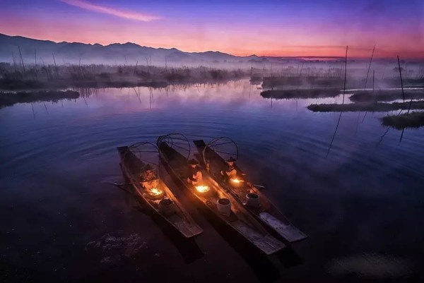 缅甸渔民单腿划船 捕鱼撒网艺术感十足《迪威娱乐城官方摄影》