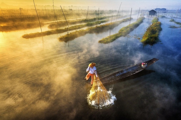 缅甸渔民单腿划船 捕鱼撒网艺术感十足《迪威娱乐城官方摄影》