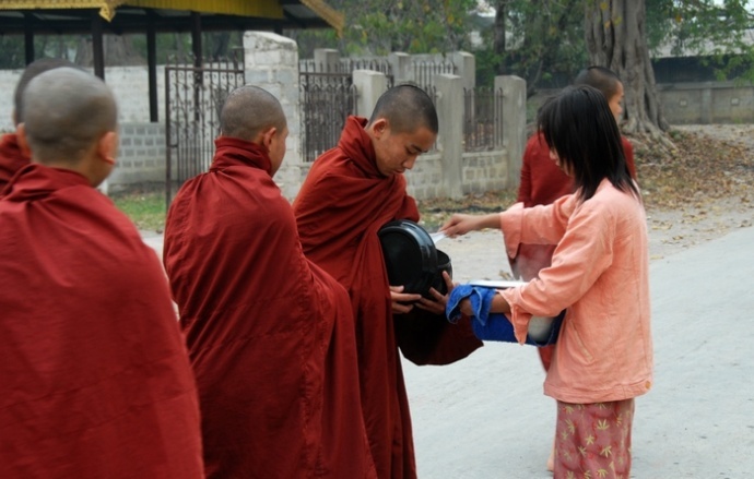 玛哈甘达庸寺的布施——缅甸《迪威娱乐城》旅游攻略指导