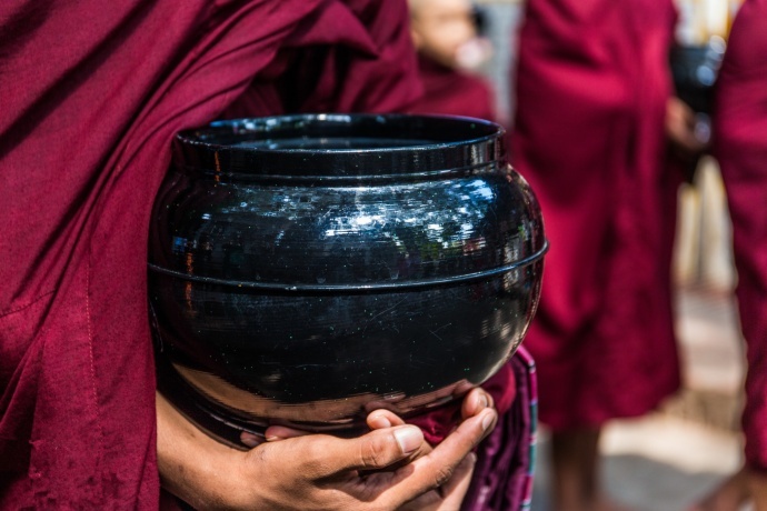 玛哈甘达庸寺的布施——缅甸《迪威娱乐城》旅游攻略指导