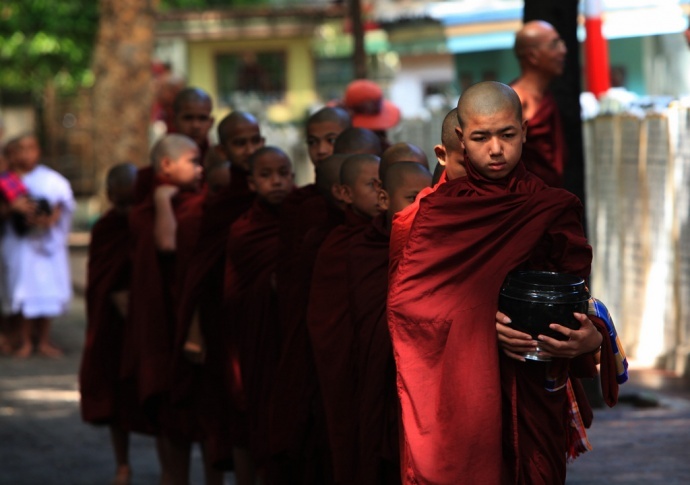 玛哈甘达庸寺的布施——缅甸《迪威娱乐城》旅游攻略指导