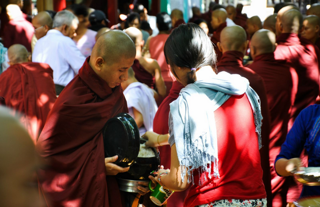 玛哈甘达庸寺的布施——缅甸《迪威娱乐城》旅游攻略指导