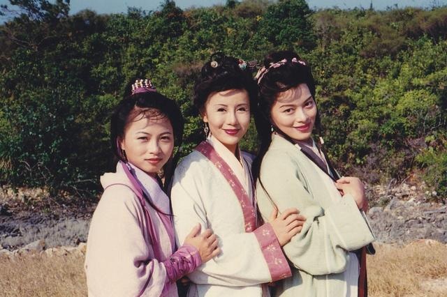 阿朱、阿紫和妈妈合照