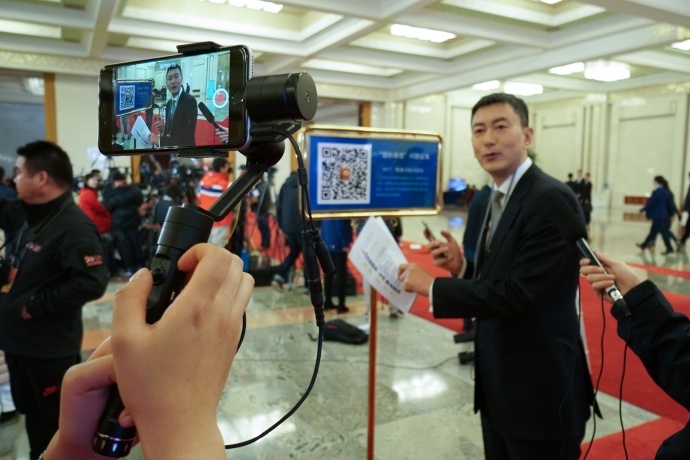 2017年两会美女记者手中的神器