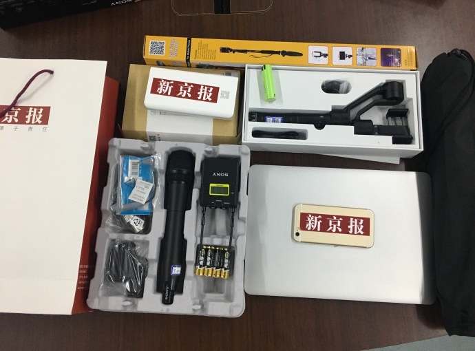 2017年两会美女记者手中的神器