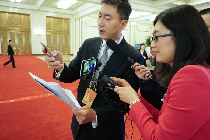 2017年两会美女记者手中的神器