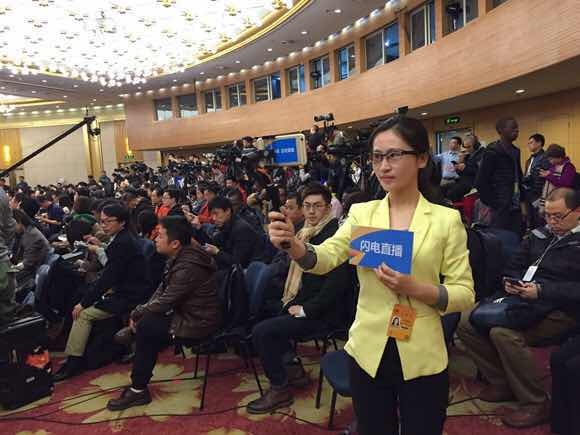2017年两会美女记者手中的神器