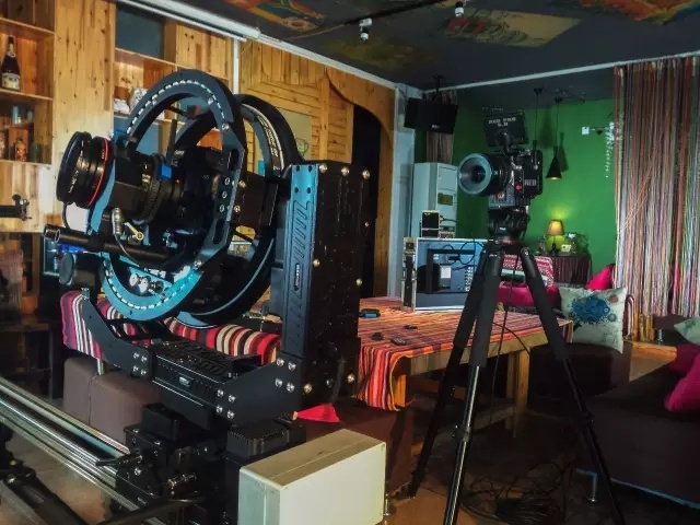 如何复制自己，在不用绿幕抠像情况下？