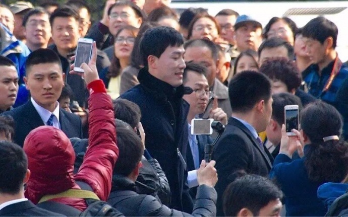 两会的召开 “直播神器”引人眼球