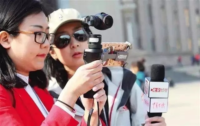 厉害了我的两会！带你见识两会记者们使用的拍摄神器！