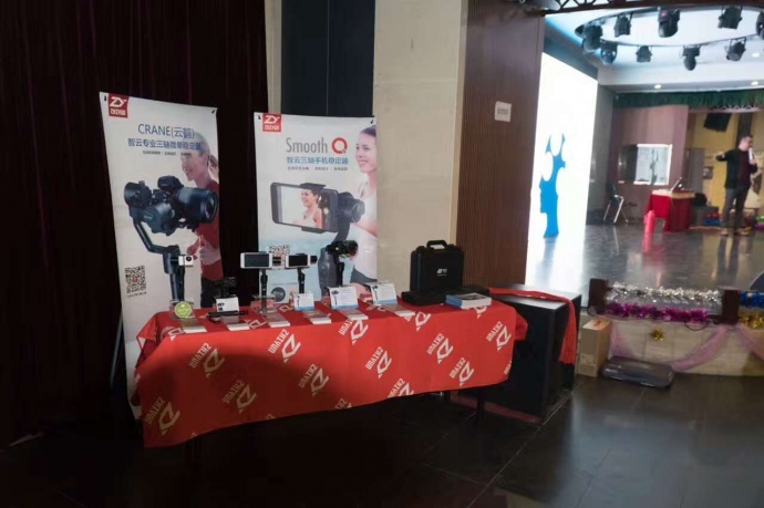 今天试玩了下智云家的稳定器，很好用啊