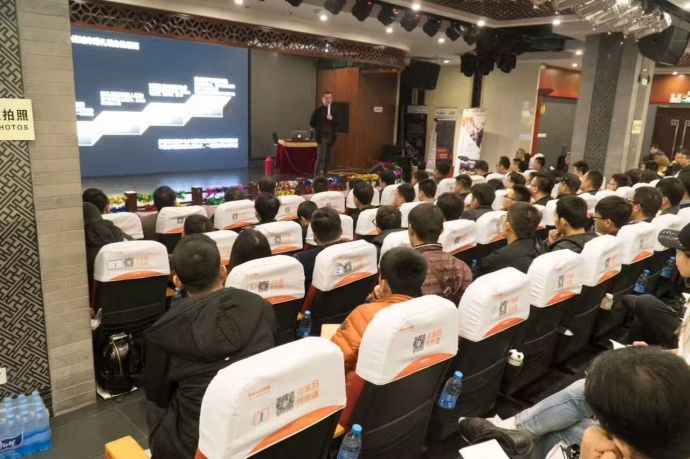 今天试玩了下智云家的稳定器，很好用啊