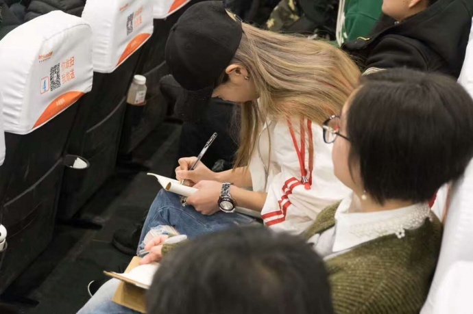 今天试玩了下智云家的稳定器，很好用啊