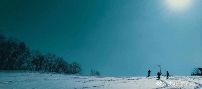 只爱东山晴后雪，软红光里涌银山。