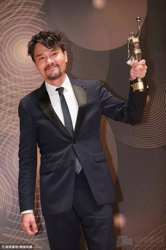 蛰伏三十年，“配角专业户”的他终于拿下金像奖影帝！