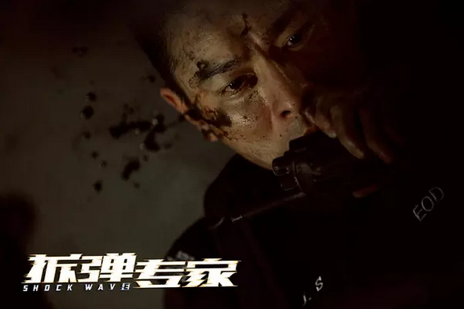 勇往直前的刘德华“超人归来”，他这部不输《速8》的新片也让华语电影恢复了几分元气