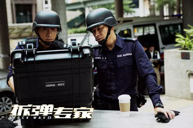 勇往直前的刘德华“超人归来”，他这部不输《速8》的新片也让华语电影恢复了几分元气