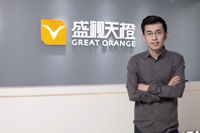 陈嵩，上海盛视天橙传媒股份有限公司创始人、董事长，股票简称：盛视天橙（837461.OC），上海橙影互联网科技有限公司董事长，85后沪上知名大学生创业者，沪上最年轻新三板上市企业掌门人，创青春挑战杯创业实践赛全国金奖得主，全国创新创业大赛优秀奖、最年轻身份提名第四届上海十大青年创业先锋，当选首届2015年上海文化创业年度人物（系最年轻当选者）、当选2016年上海十大杰出青商（系最年轻当选者），上海创业家协会理事，上海网络视听协会理事，上海尚文会文创家俱乐部创始会员，东海学院-传媒学院兼职院长，上海交通大学—南加大文化创意学院硕士生产业导师，上海市人社局就业指导中心专家库成员，CCTV《创业英雄汇》上海赛区评委，上海师范大学校级创业导师，黑马营优秀营员，盛视天橙曾多次获得上海市文创扶持资金，2017成为上海市特殊人才引进落户，2016年个人身家位列新三板30岁及30岁以下富豪榜单第四位。陈嵩也是首位在中国影视制作行业提出“共享与社群，让天下没有难拍的视频”概念的创始人，作为资深的热血创业青年，在传媒业精心耕耘八年，以独特的互联网思维引领影视制作行业从分散走向联合。熟悉影视机构运营模式，对中国影视制作市场有清晰的认识，是商业视频领域最具影响力的青年企业家之一。