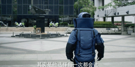 毁掉150辆车、囤积成吨炸药的《拆弹专家》再发特辑 火力全开引爆五一档！