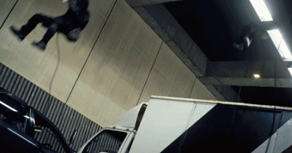 毁掉150辆车、囤积成吨炸药的《拆弹专家》再发特辑 火力全开引爆五一档！