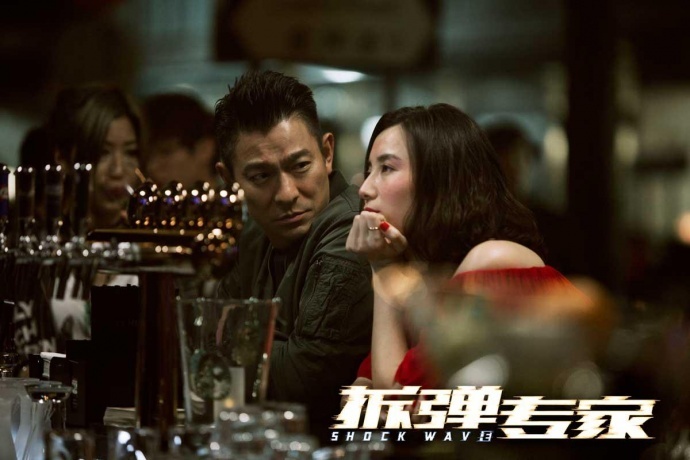 毁掉150辆车、囤积成吨炸药的《拆弹专家》再发特辑 火力全开引爆五一档！