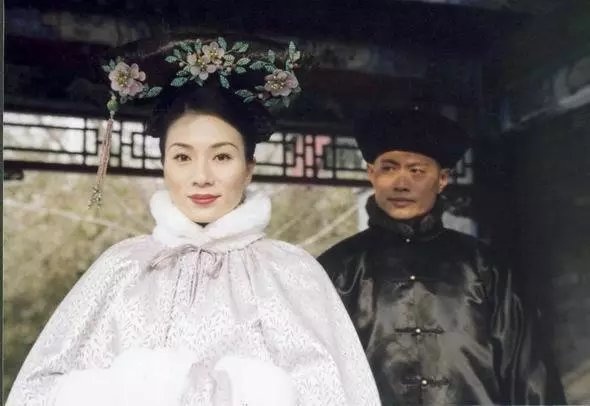 金銮殿后苦争春,枝头神鸦看人伦。欲海无边心有岸,孽障缠身苦沉沦。